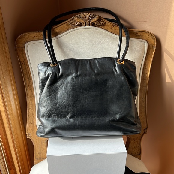 Chanel Authentic Vintage Leather Monogrammed CC leather handbag - Picture 8 of 17